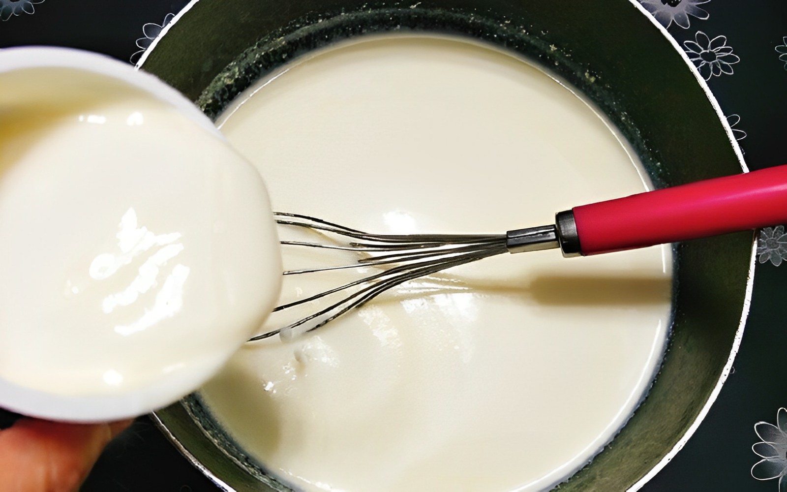 Tạo hỗn hợp kem mịn từ đường, whipping cream, kem dừa và các nguyên liệu khác 