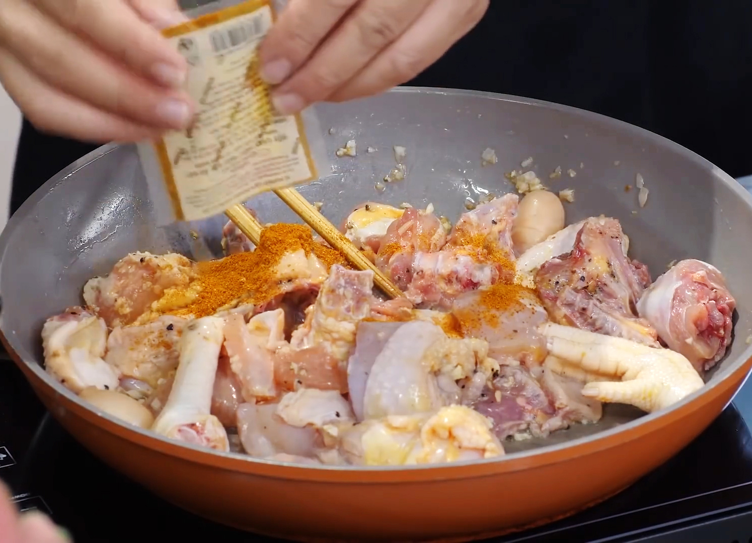 Nấu đến khi phần thịt săn lại thì nêm nếm gia vị vừa ăn 