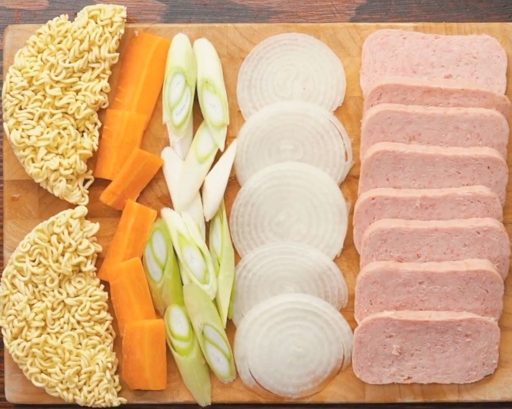 Sơ chế các nguyên liệu thật sạch và cắt miếng vừa ăn