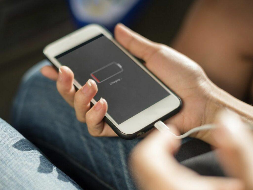 Kiểm tra tình trạng pin nhằm khắc phục lỗi iPhone bị loạn cảm ứng