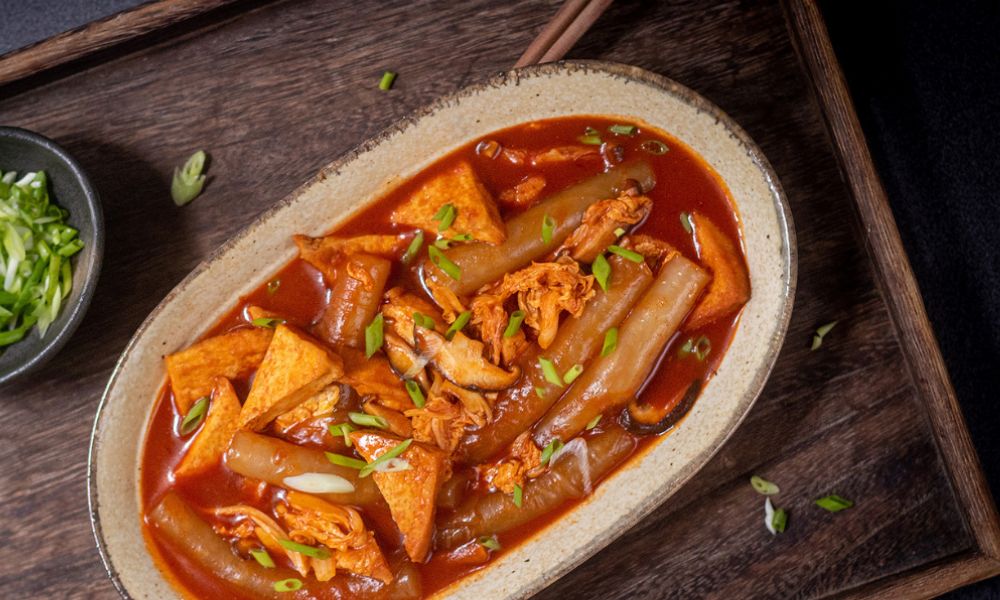Tokbokki thơm ngon làm từ bánh tráng siêu dễ tại nhà