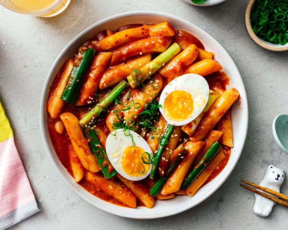 Chỉ cần cho thêm hành boa rô và một ít mè rang là bạn đã có một đĩa bánh gạo vô cùng đẹp mắt