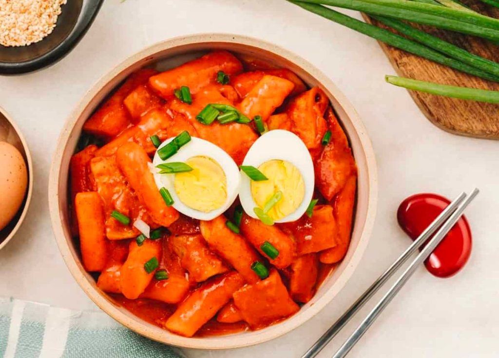 Tokbokki vì thế cơm trắng nguội, bột năng để tạo độ sánh, bột gạo