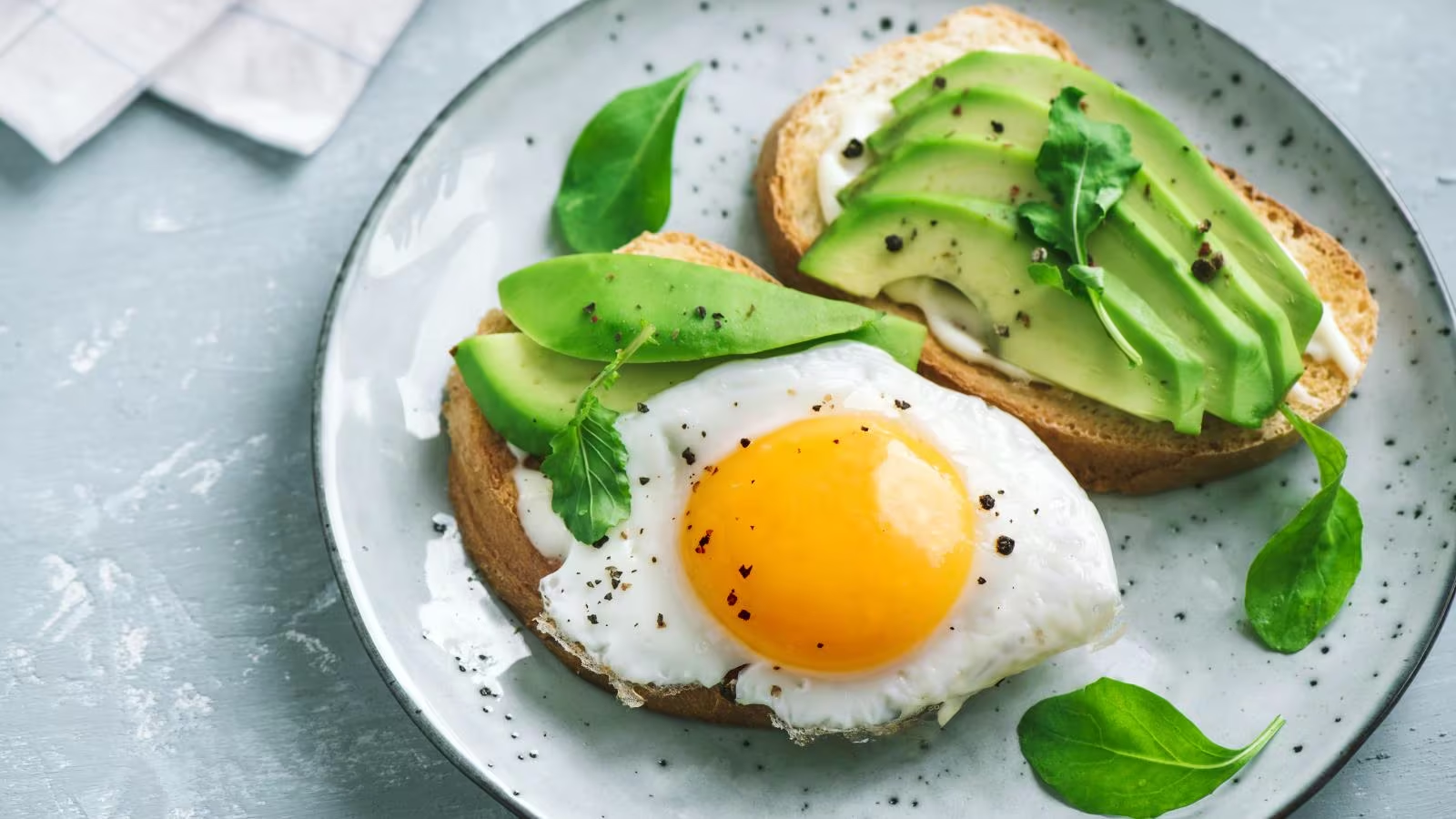 Kết hợp ý trứng với bơ nghiền để sở hữu bữa sáng sủa trong mát và chất lượng cho tới mức độ khỏe