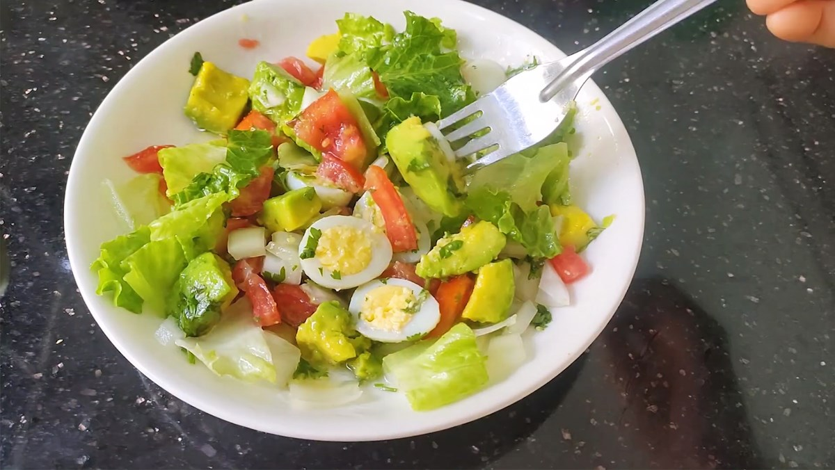 Salad trứng gà giàu chất xơ và protein