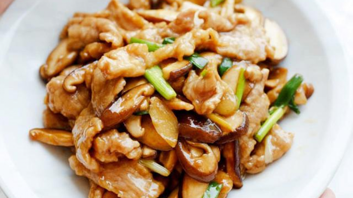 Xào thịt heo cùng nấm và hành tím 