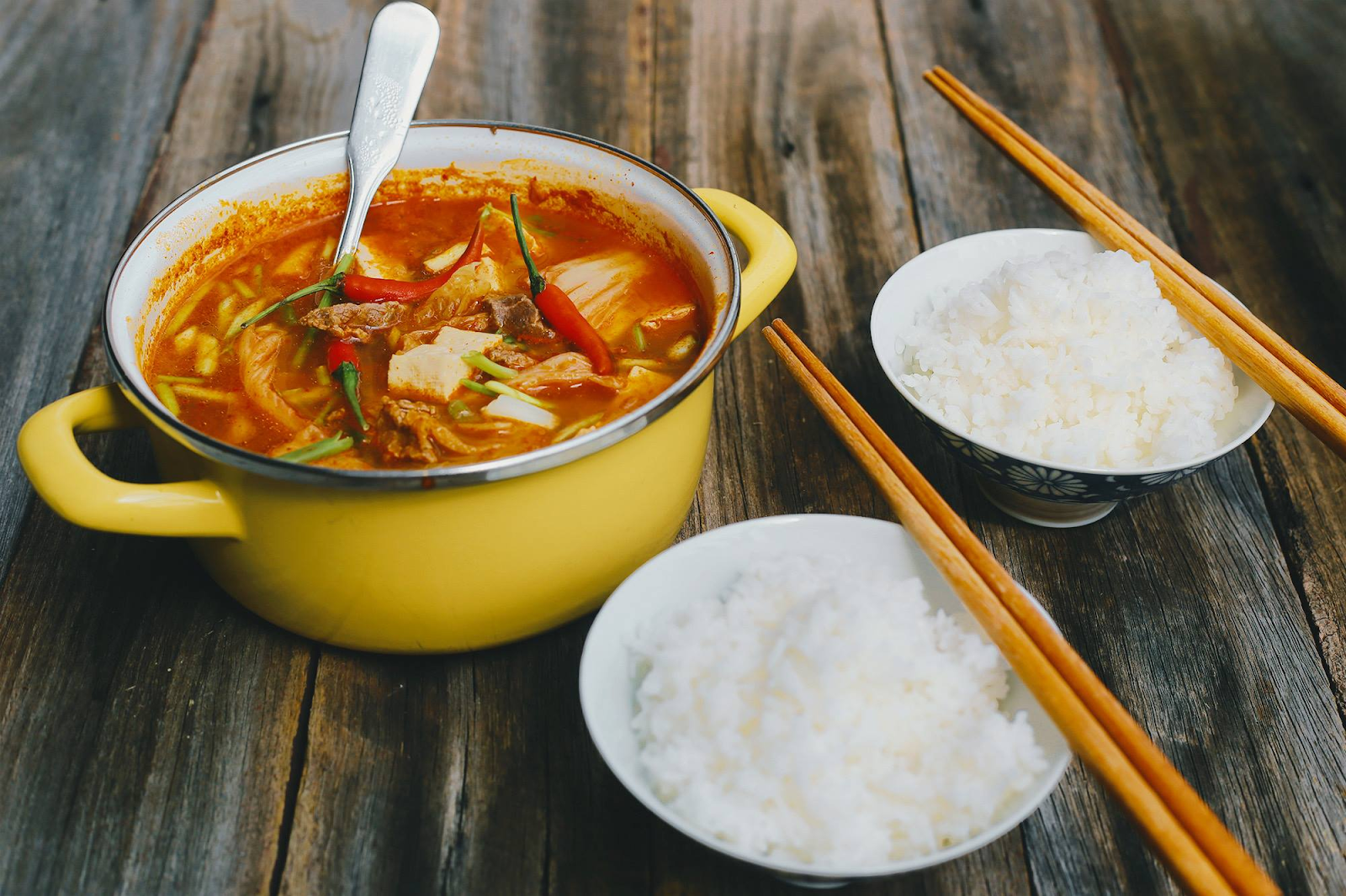 Canh kim chi thịt bò và cơm trắng là bộ đôi hoàn hảo