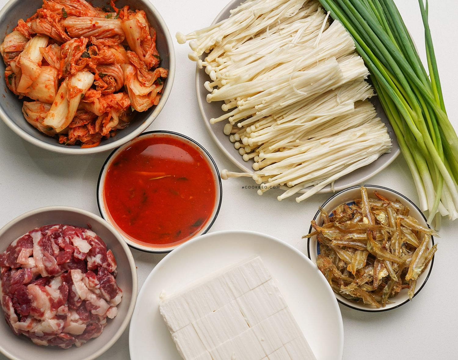 Các nguyên liệu để nấu canh kim chi thịt bò