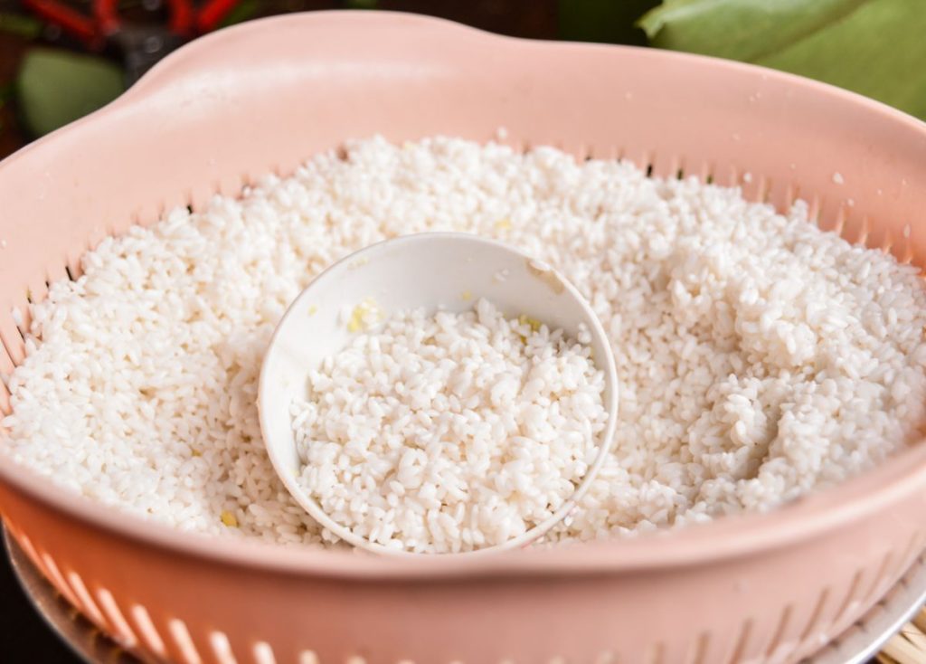 Nêm thêm chút muối vào gạo nếp giúp tăng hương vị