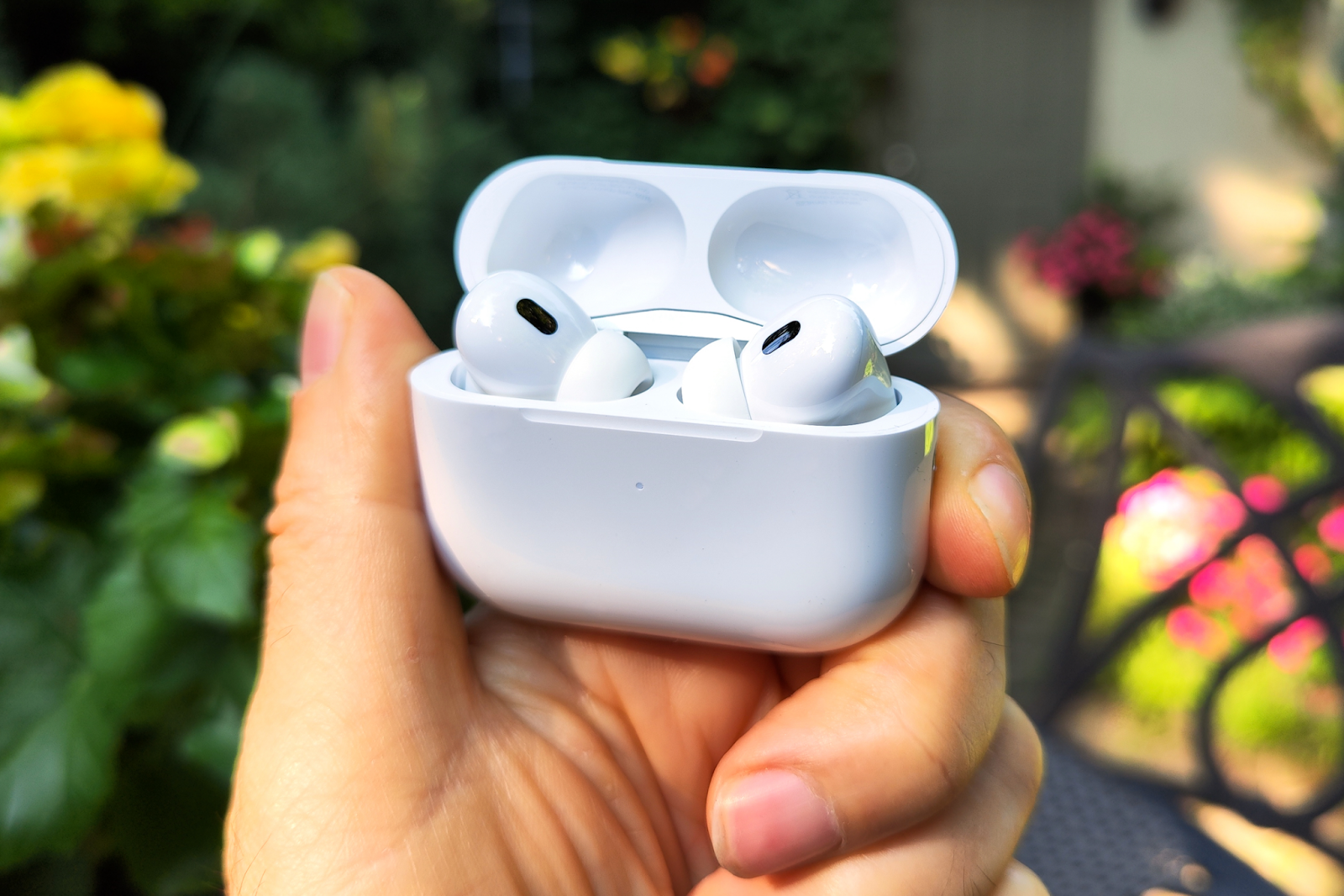 Hộp sạc của AirPods Pro 2 tương thích được với các thiết bị khác trong hệ sinh thái Apple