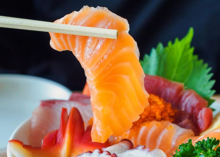 Ăn cá hồi sống có tốt không? Lợi ích và cách ăn an toàn