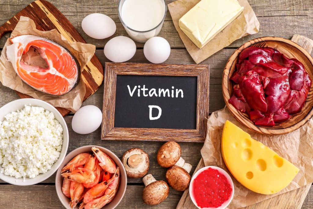 Vitamin D tự tổng hợp nhờ ánh nắng mặt trời hoặc có thể bổ sung từ các thực phẩm như: cà chua, sữa, súp lơ,... 