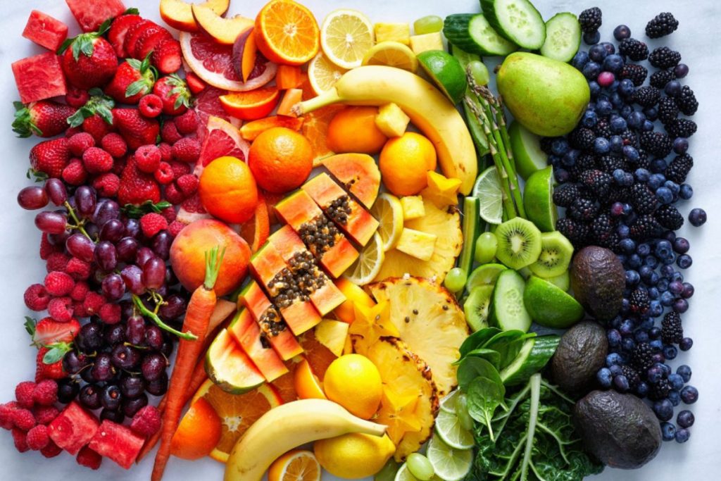 Các loại trái cây như: cam, đu đủ, nho, táo, xoài,... giàu vitamin A và vitamin C giúp cải thiện chiều cao hiệu quả 