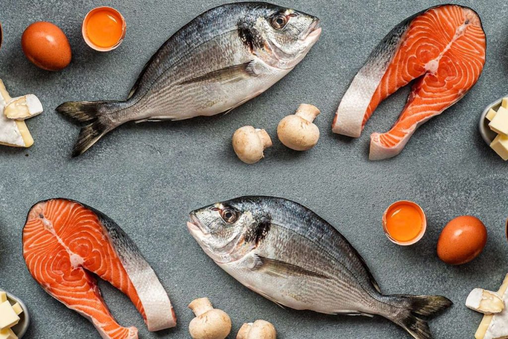 Cá (đặc biệt là cá hồi) có chứa nhiều axit béo omega-3 rất cần thiết cho quá trình phát triển xương và hệ tim mạch 