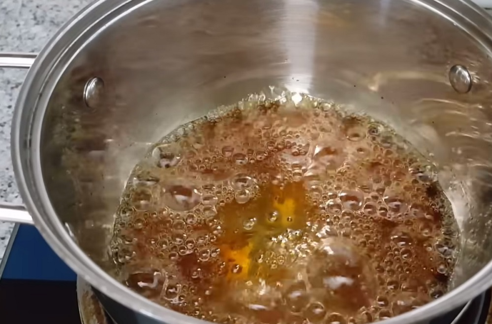 Đun nước đường để làm caramel 