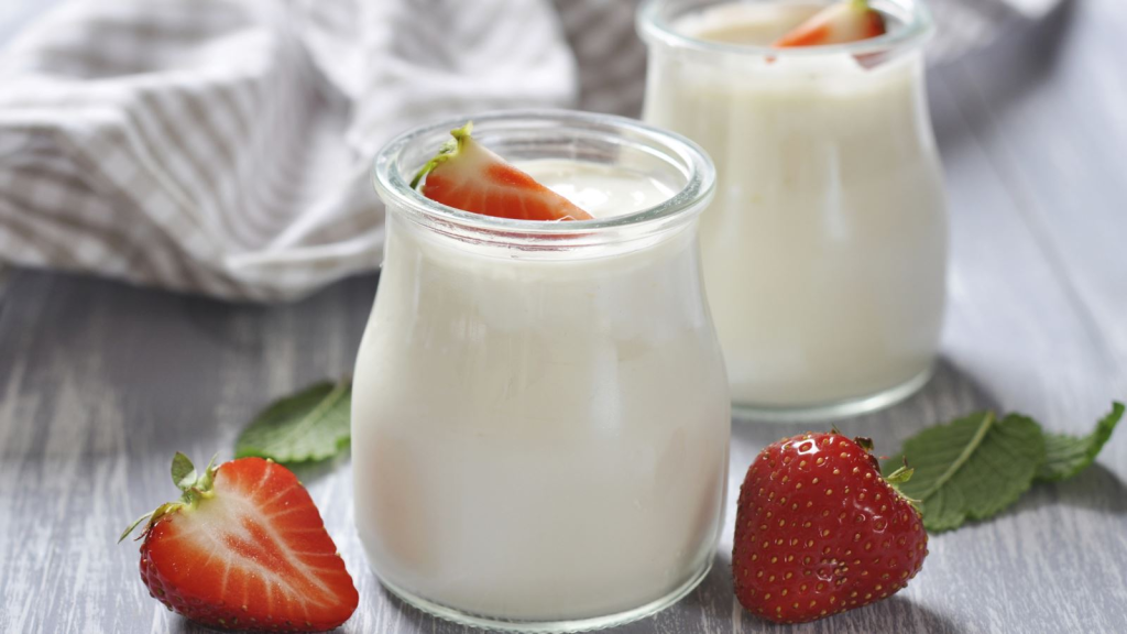 Sữa chua có chứa probiotics, canxi, magie, kali và phốt pho giúp phát triển xương và tăng cường hệ miễn dịch 