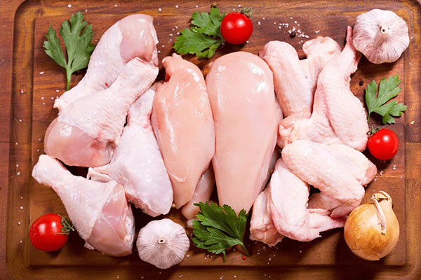 Thịt gà có chứa phức hợp vitamin B, protein và axit amin taurine để phát triển hệ xương tốt hơn 