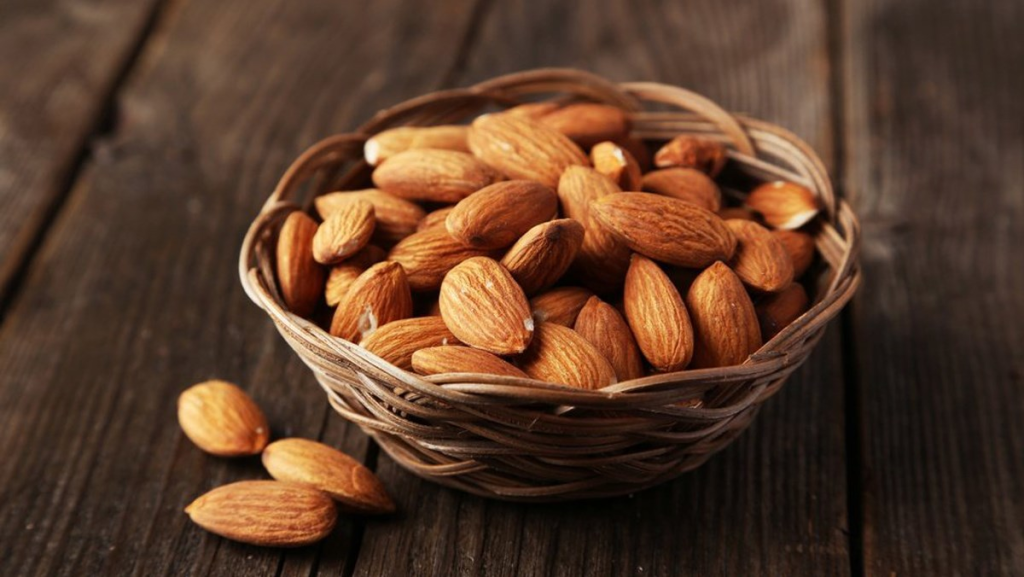 Hạnh nhân giúp bạn phát triển chiều cao nhanh chóng vì nó chứa nhiều khoáng chất, vitamin và chất béo lành mạnh
