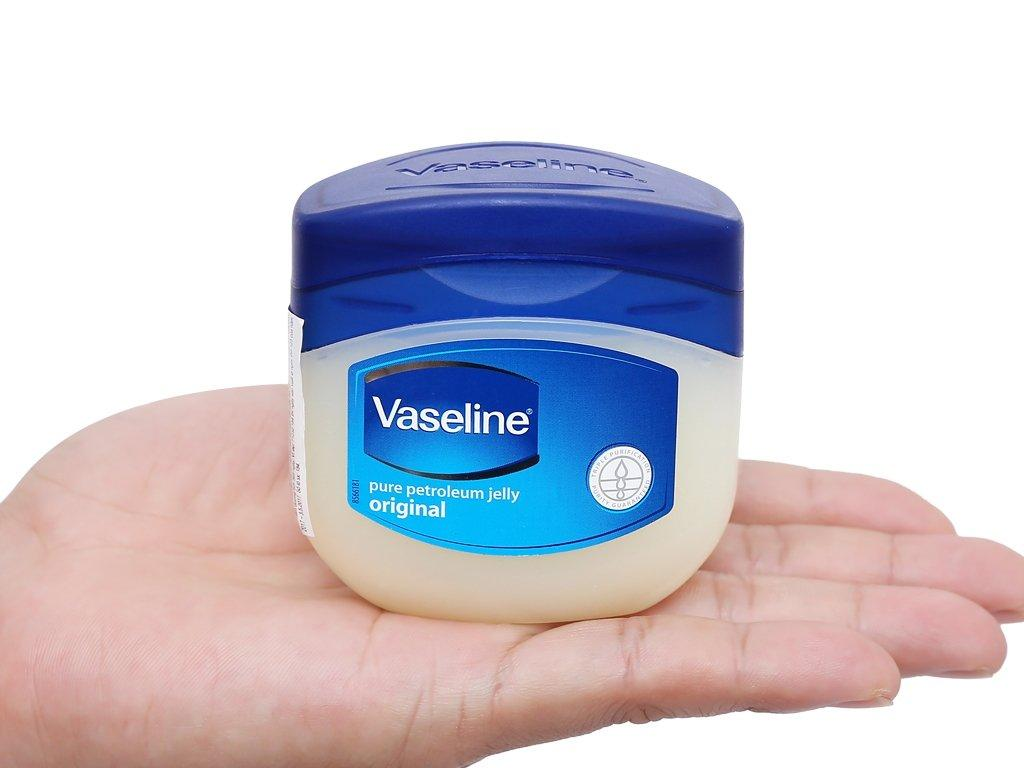 Sử dụng vaseline hỗ trợ trị thâm hiệu quả