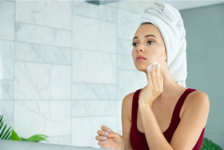Có thể sử dụng nước muối sinh lý tương tự như sử dụng nước tẩy trang