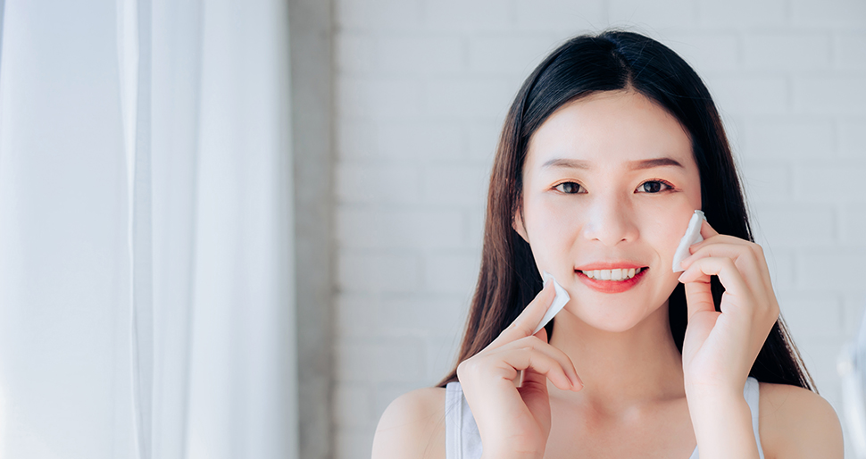 Sử dụng bông tẩy trang và thấm nước muối sinh lý vào và xoa nhẹ nhàng trên da mặt