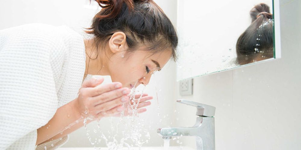 Rửa mặt lại thật sạch với nước