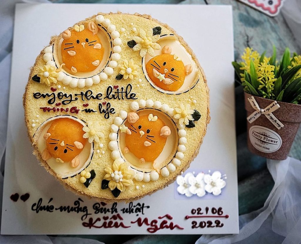 Mẫu bánh sinh nhật bông lan trứng muối hình chuột