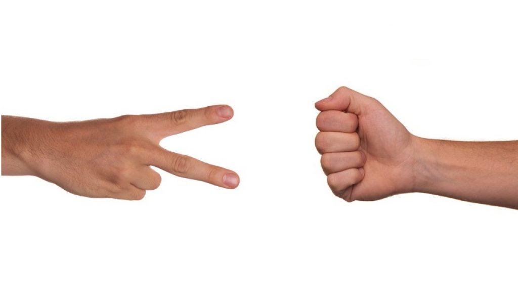 Oẳn tù tì để xác định người được quyền di chuyển trước