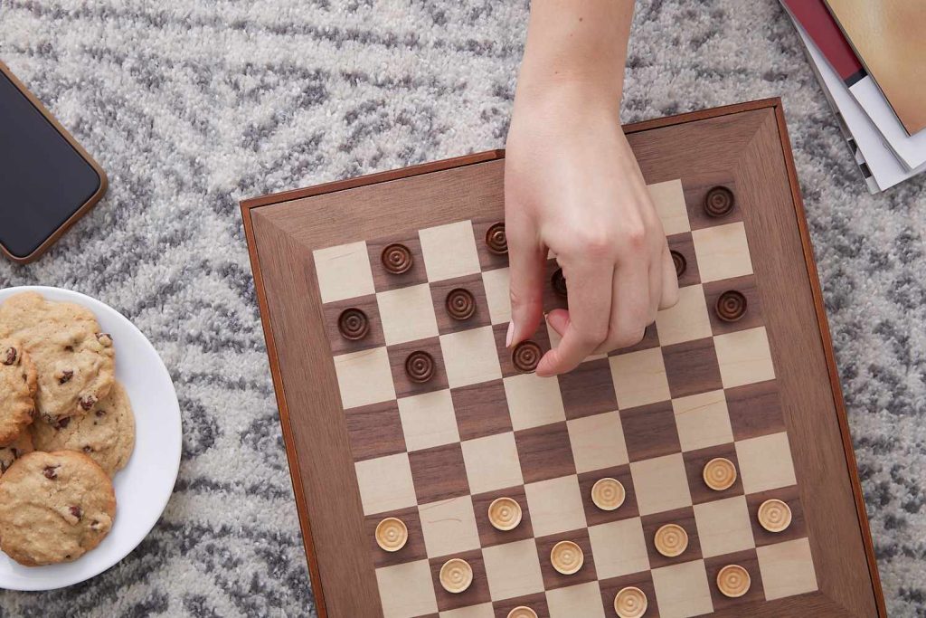 Xếp cờ đam checker theo các ô màu trên bàn cờ