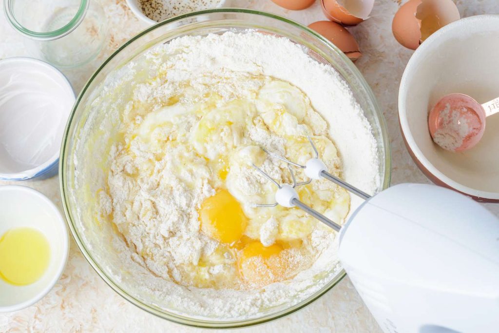 Trộn bột đúng cách để bột không bị chai