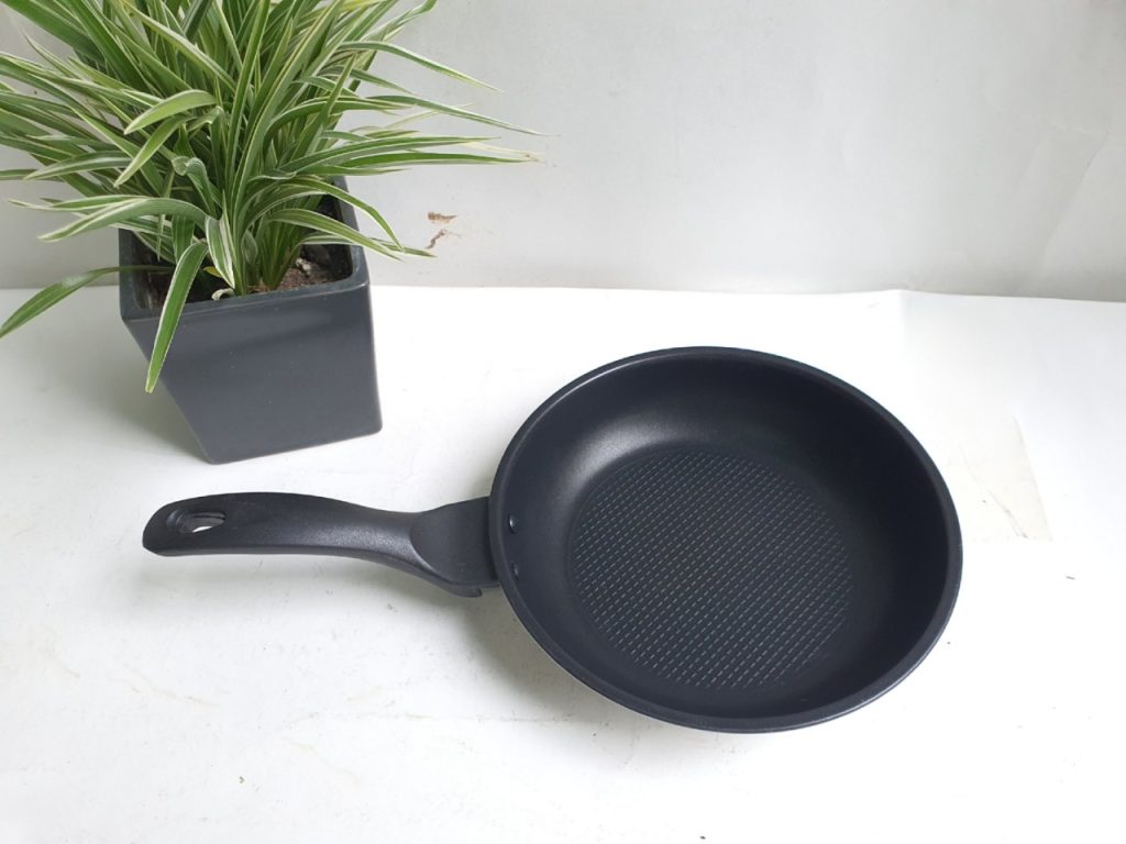 Bạn cần lưu ý đến chất lượng lớp chống dính khi lựa chảo