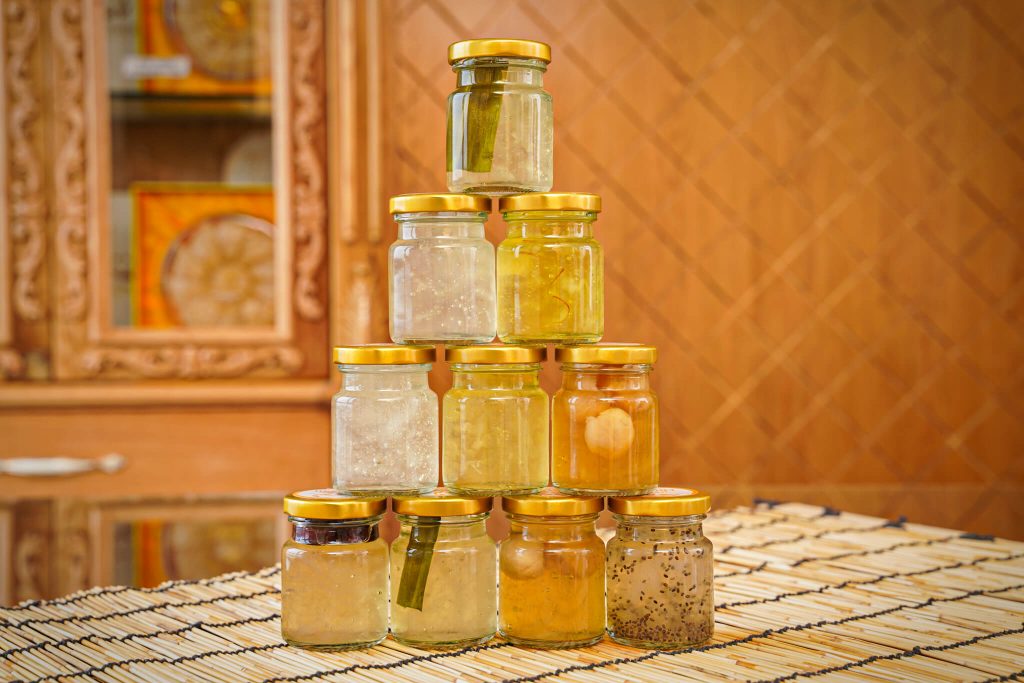 Bảo quản yến sào trong lọ thủy tinh có nắp đậy kín