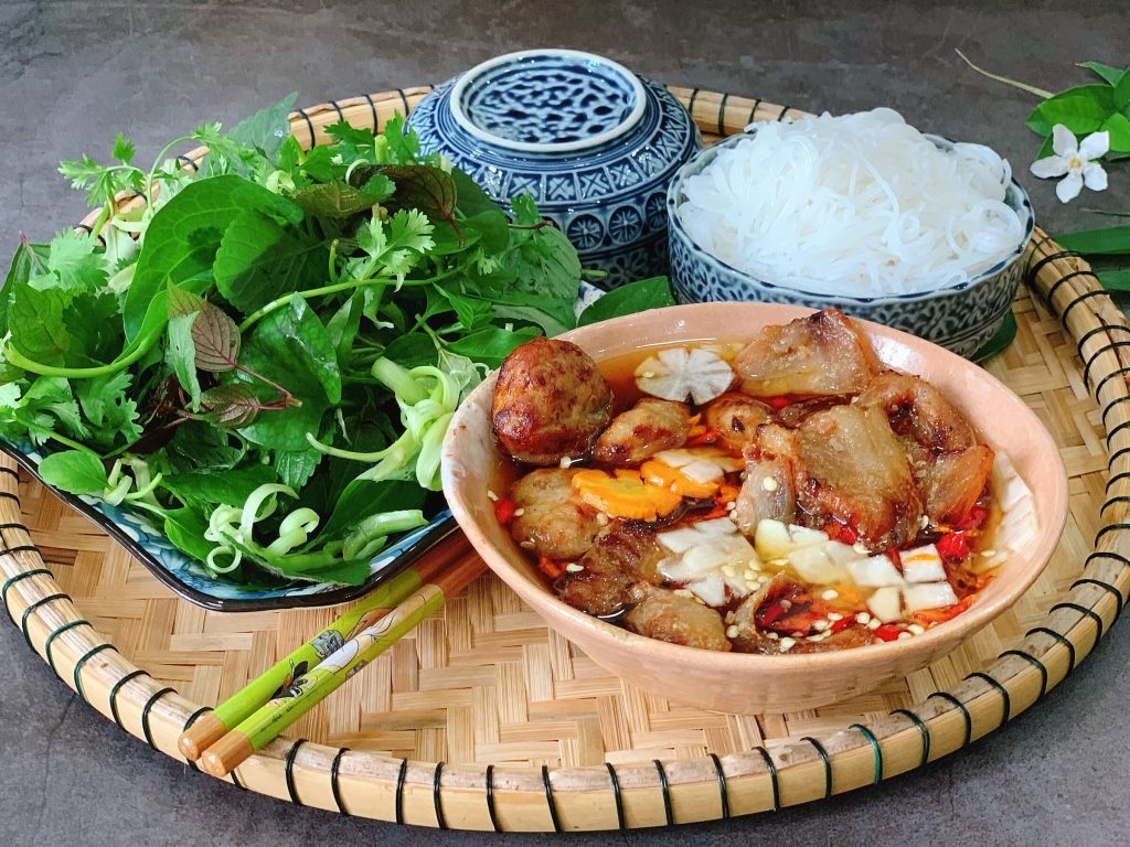 Suất ăn đầy đủ thành phần tại Bún chả Hà Nội 26