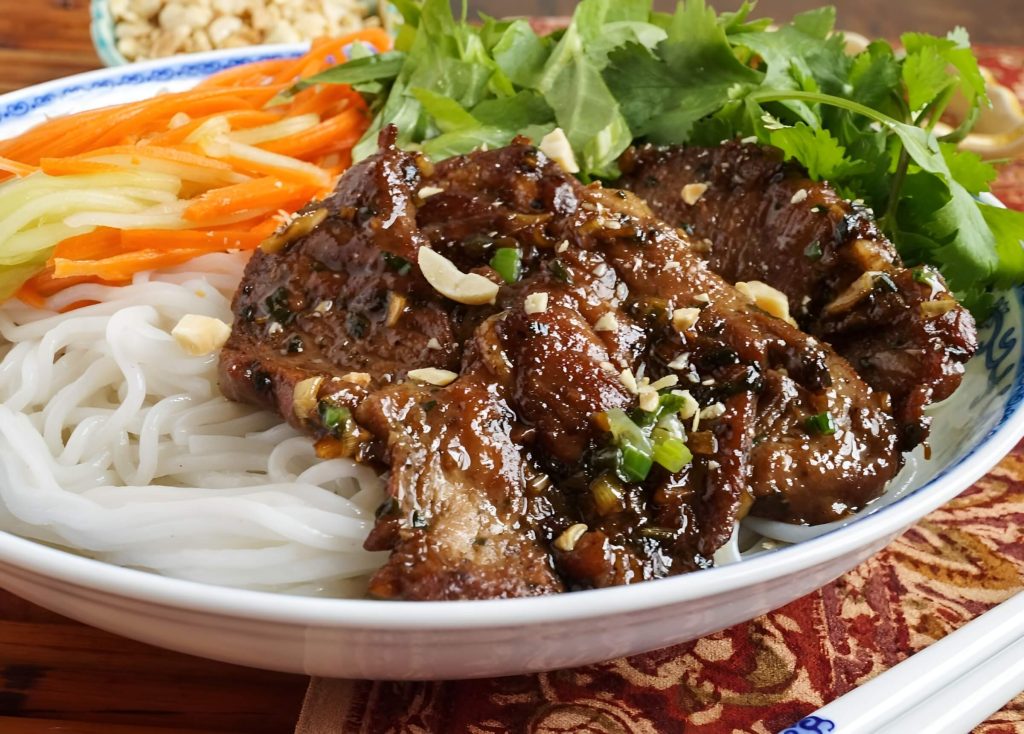 Bún thịt nướng là một món ăn quen thuộc của người Việt Nam