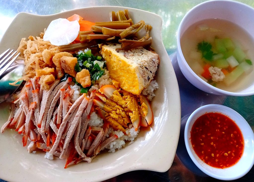 Nên ăn cơm tấm vào ngày cheat day để hạn chế tăng cân
