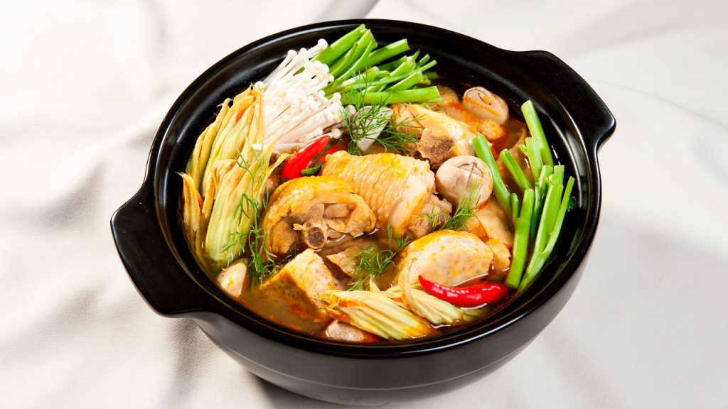 Lẩu gà chua cay là sự lựa chọn tuyệt vời vào những ngày đông