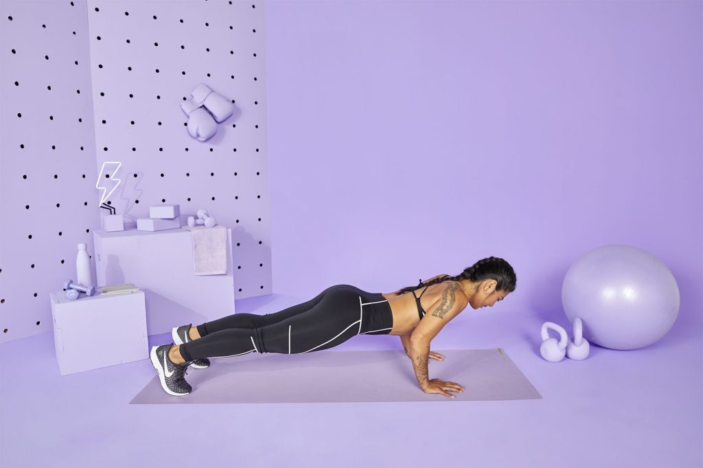 Bắt đầu với tư thế plank khi tập plank jack