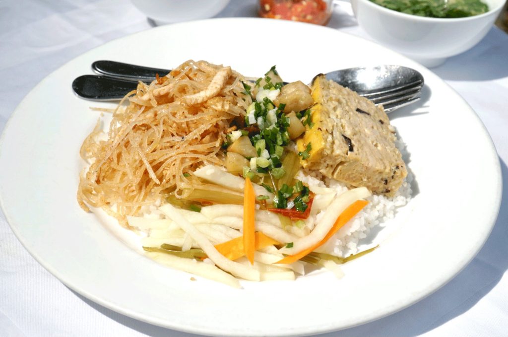 Tùy vào sở thích mà bạn có thể lựa chọn “topping” cho cơm tấm