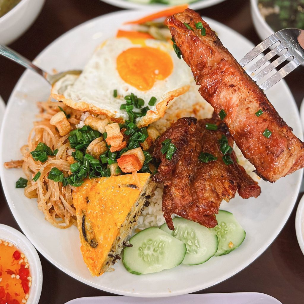 Cơm tấm “full topping” chứa hàm lượng calo khá cao