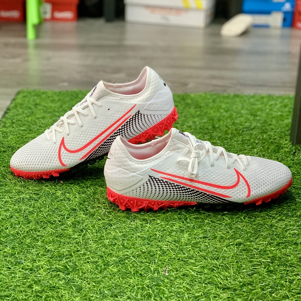 Giày Nike Mercurial Vapor 13 Pro TF sở hữu thiết kế hiện đại, công năng nổi bật