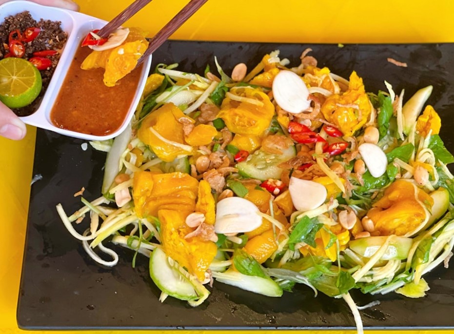Gỏi chân gà rút xương trộn xoài xanh