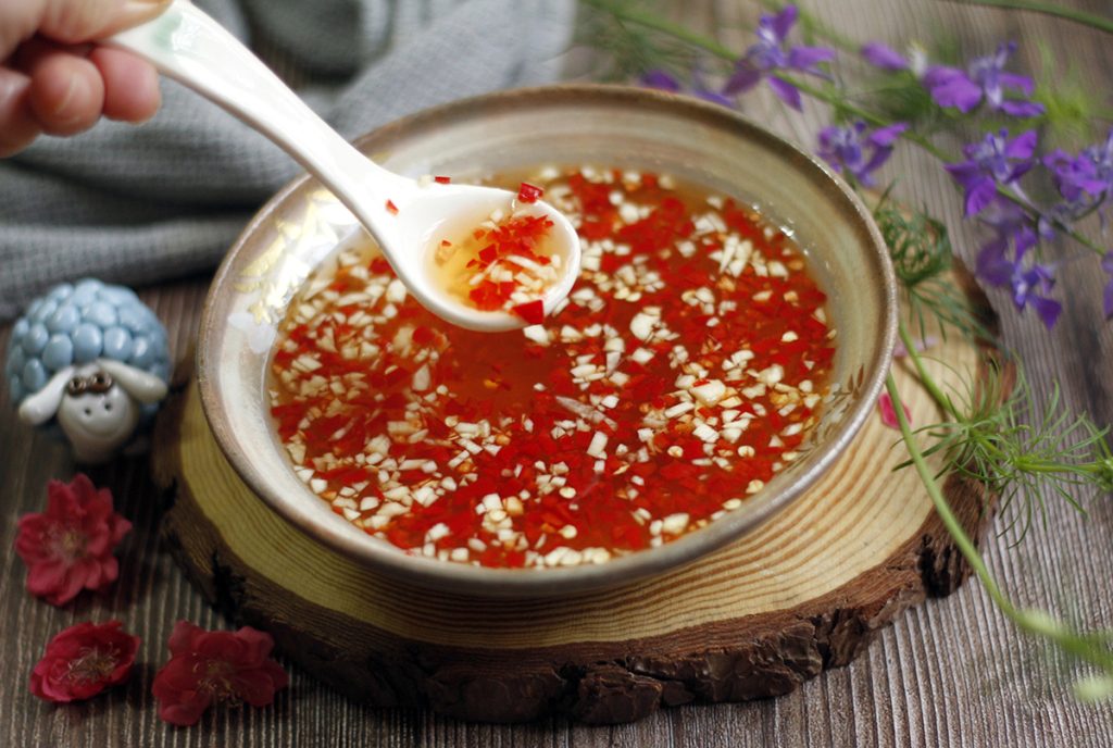 Pha nước mắm chua ngọt ăn cùng với cơm gà xối mỡ