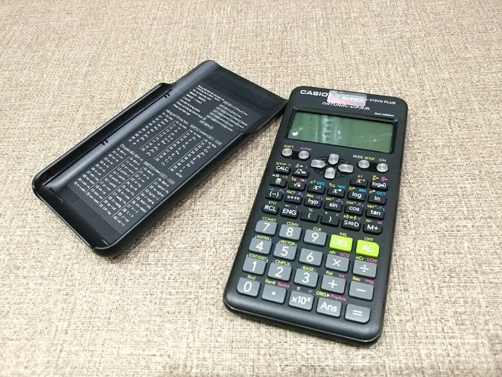 Máy tính casio FX 570VN Plus có thiết kế màu đen tối giản với điểm nhấn là 2 nút màu xanh nõn chuối