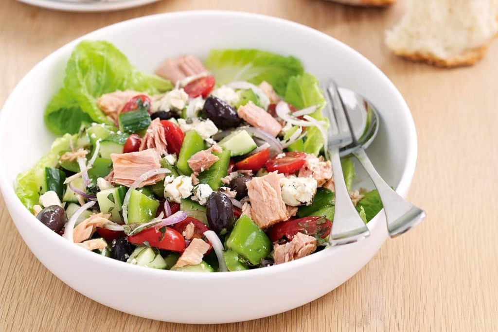 Salad cá ngừ phù hợp với chế độ ăn giảm cân