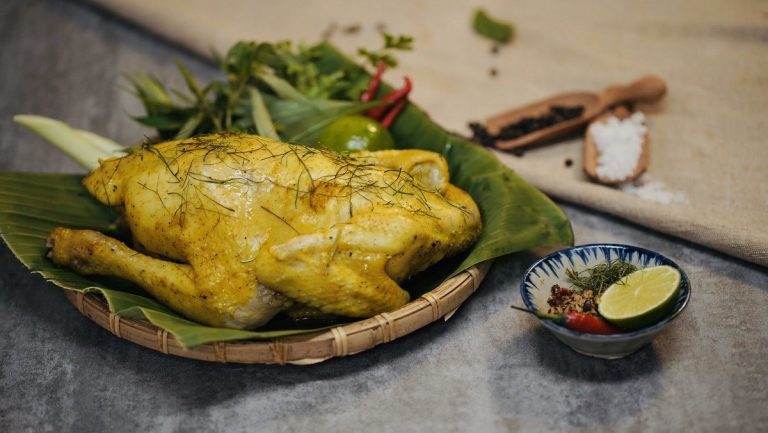 Cách làm gà ủ muối vàng ươm, giòn rụm ăn vào là mê