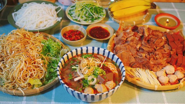 Bún bò Huế – Bật mí bí quyết nấu thơm ngon và chuẩn vị