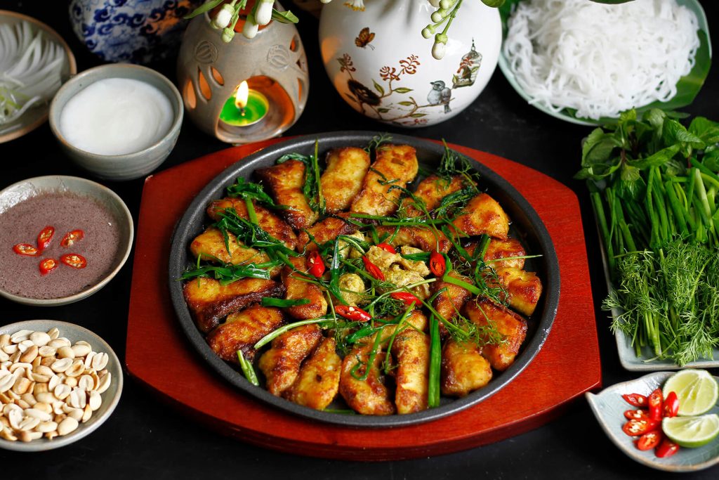 Thưởng thức chả cá Lã Vọng là quá trình tận hưởng hương vị đậm đà và trải nghiệm văn hóa ẩm thực của Hà Nội