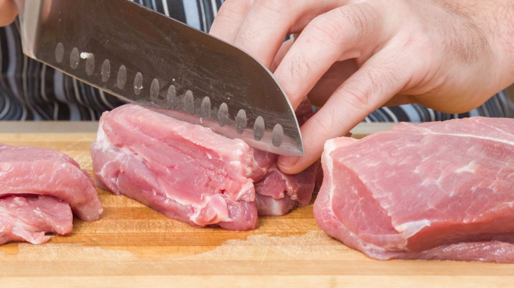 Cắt thịt thành từng miếng nhỏ