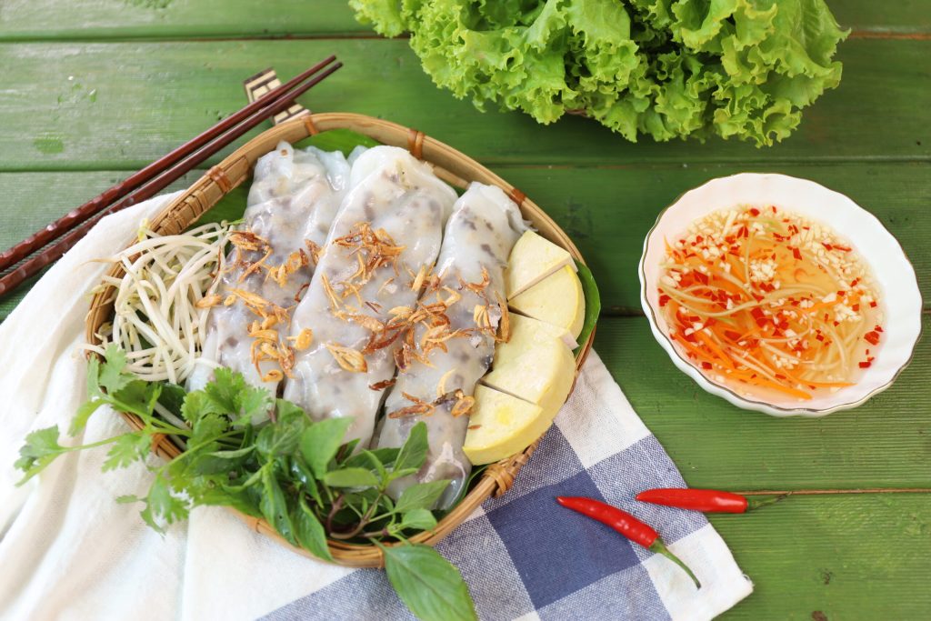 200g bánh cuốn nóng nhân thịt băm chứa 300 kcal