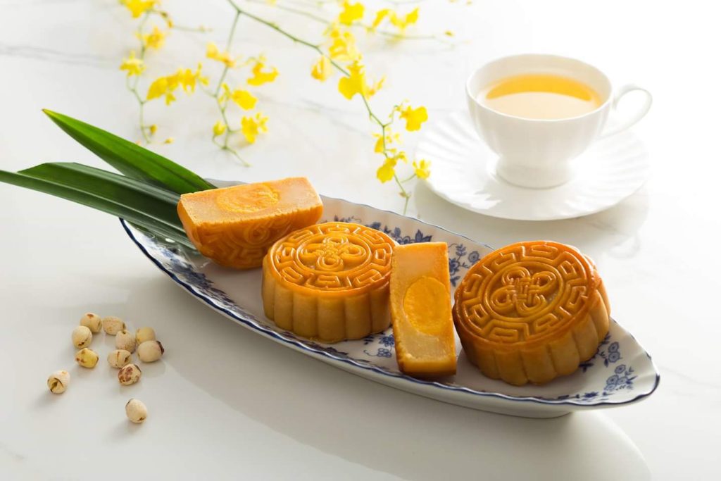 Bánh trung thu nhân đậu xanh trứng muối
